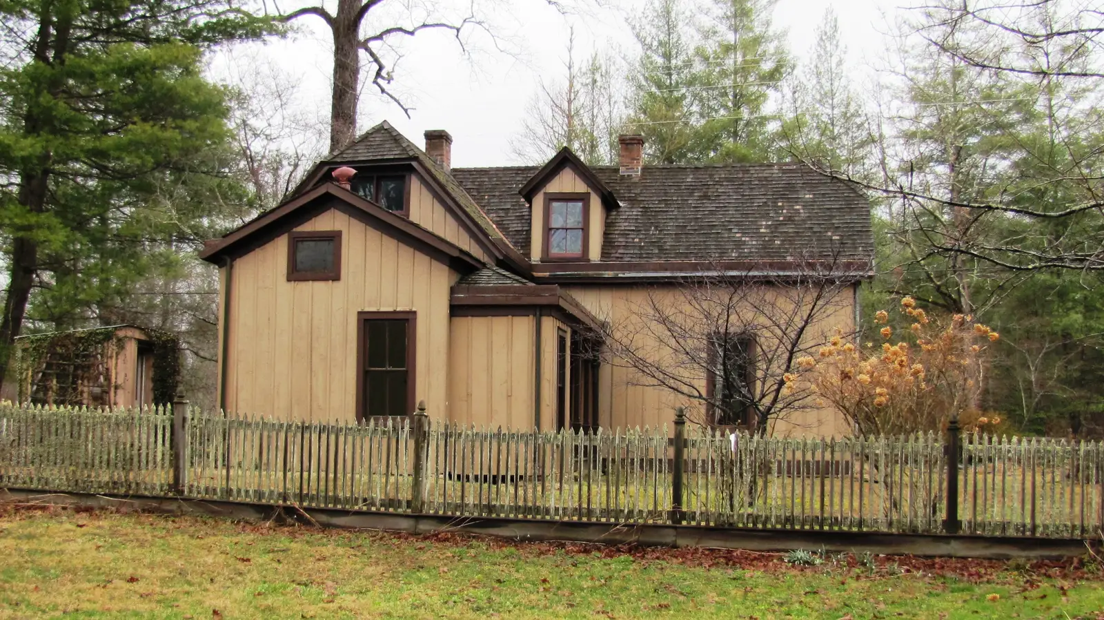 Kingstone Lisle, a historic Rugby cottage